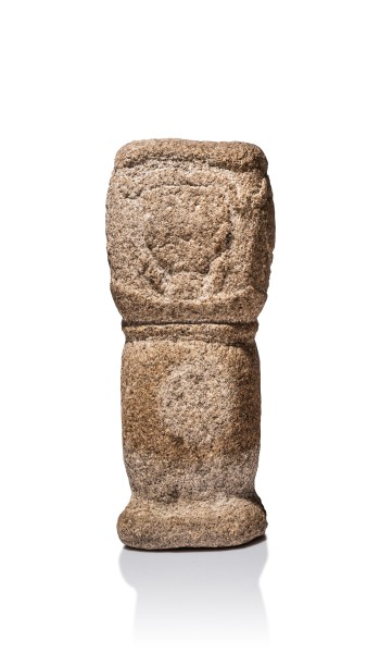 Totem à décor de figures humaines